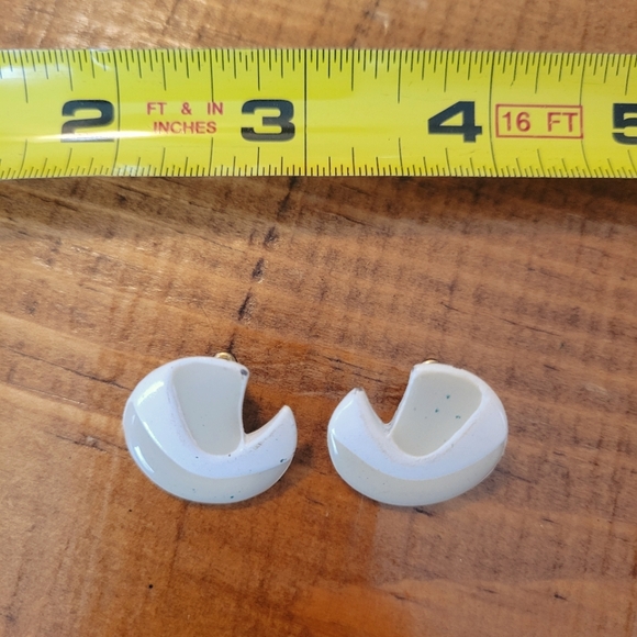 Vintage 1980s 1990s Round Beige Ivory White Stripe Pierced Statement Earrings - Picture 2 of 2